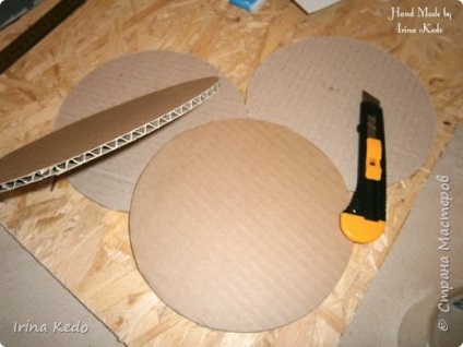 Creați o formă de dimensiune potrivită pentru țesutul cu tuburi de hârtie