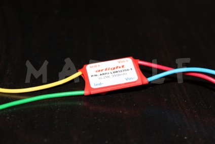 Opreste dioda care emite lumina cu mainile () Picioare LED cu mâinile lor