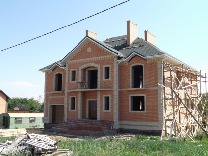 Construcția unei case și a unei cabane în cartierul Ister și Istrinsky