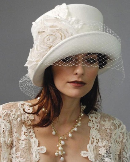 Pălărie de mireasă de nuntă este un accesoriu frumos sau o necesitate