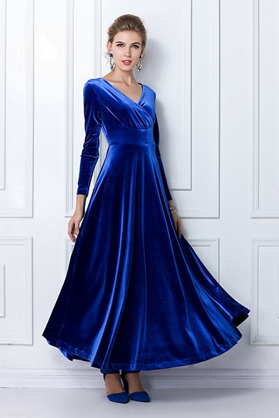 O rochie albastră închisă este un costum universal pentru orice ocazie