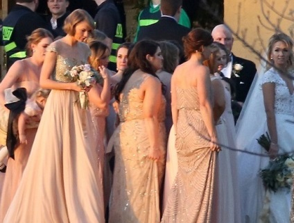 Taylor Swift la nunta unui prieten din copilărie - arată știri despre afaceri și știri seculare