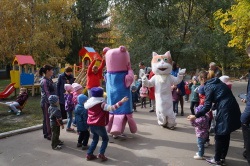 În parcul copiilor le impun machiajul pisicilor și admiră fotografiile animalelor domestice