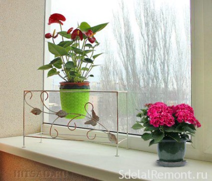 Alegeți un stand frumos și confortabil pentru flori pe pervazul ferestrei