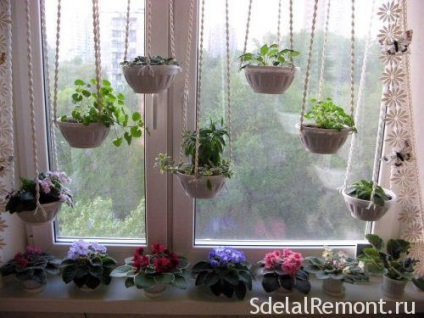 Alegeți un stand frumos și confortabil pentru flori pe pervazul ferestrei