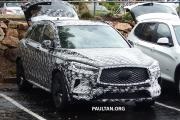 În infiniti a traversat o mașină electrică modernă cu o mașină de curse din anii 1940