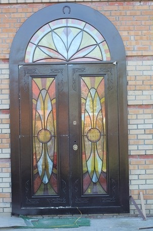 Ușă de intrare din oțel - sticlă sau muflă