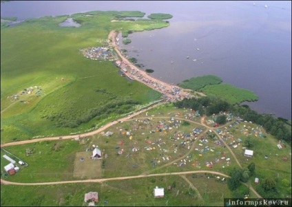 Locuitorii din satul Sludeni au blocat autocratic trecerea spre lacul Pskov