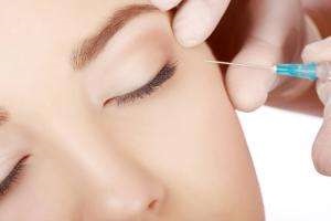 Combaterea ridurilor în jurul ochilor - la procedurile de acasă și salon