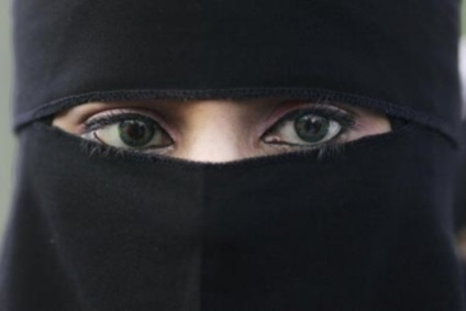 Ce ascunde abaya neagră sau secretele frumuseților din est