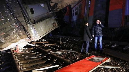 Trenul electric a bătut trenul de călători între stațiile 