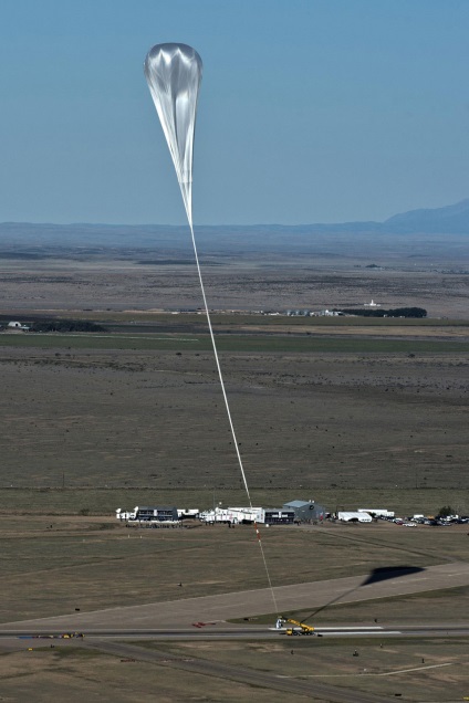 Felix Baumgartner a făcut un salt de la stratosfera