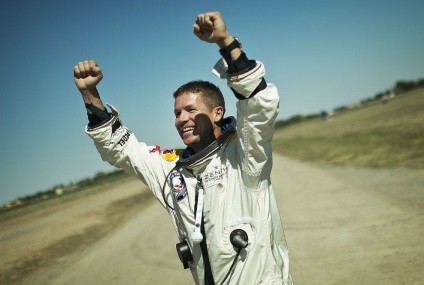 Felix Baumgartner a făcut un salt de la stratosfera