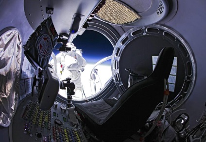 Felix Baumgartner a făcut un salt de la stratosfera