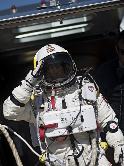 Felix Baumgartner a făcut un salt de la stratosfera