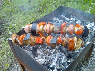 Se prepară carne pe un foc deschis - este interesant de gustos - este ușor să gătești!