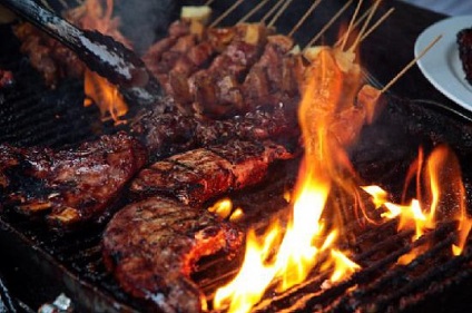 Se prepară carne pe un foc deschis - este interesant de gustos - este ușor să gătești!