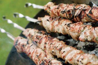 Se prepară carne pe un foc deschis - este interesant de gustos - este ușor să gătești!