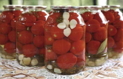 Pregătirea pentru tomatele de iarnă într-o marinadă misterioasă