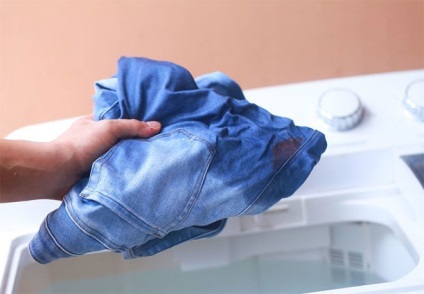 Cum să spăl hainele de pe haine