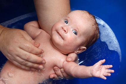 Cât de corect și la ce temperatură să se spele copilul în baie pentru prima dată video