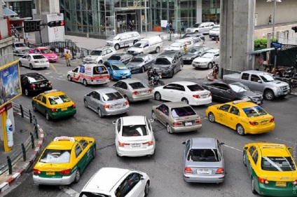 Cum să depășească teama de trafic pe stânga și de ce traficul pe stânga este ușor