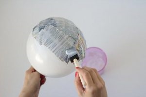 Cum se face o placă de papier-mache și alte feluri de mâncare decorative