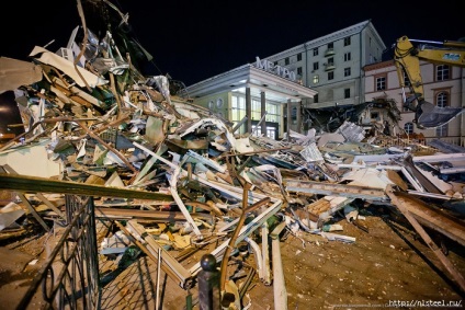 Cum au fost demolate pavilioanele comerciale din Moscova