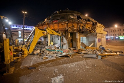 Cum au fost demolate pavilioanele comerciale din Moscova