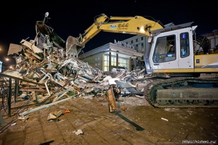 Cum au fost demolate pavilioanele comerciale din Moscova