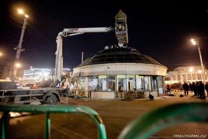 Cum au fost demolate pavilioanele comerciale din Moscova