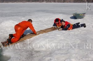 Cum de a salva o persoană care a căzut prin gheață - un concurent - întotdeauna vestea proaspătă a Iskitim, Berdsk,
