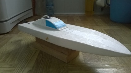 Barca de pe o placă de tavan, pe un control radio de la o mașină de scris pe 27mhz