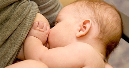 Hrăniți nou-născutul cu sticle de lapte matern