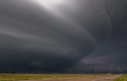 Michael Hollingshid vânătorul pentru fermoare și o tornadă