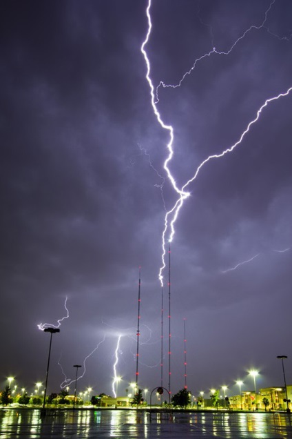 Michael Hollingshid vânătorul pentru fermoare și o tornadă