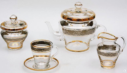 Un set de ceai metalic, ceramică, sticlă și proprietățile