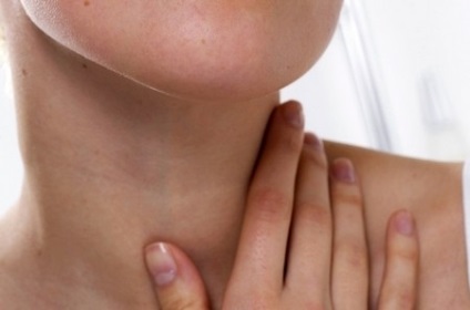 Cauze de acnee la nivelul gâtului la femei și bărbați