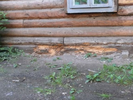 Acoperișuri în fundația unei case din lemn
