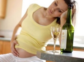 Ne gândim dacă femeile gravide pot bea șampanie la masa de Anul Nou
