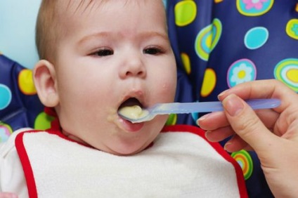 Un copil țipă în timpul hrănirii, hrănește un copil