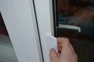 Manipulați pentru selectarea și instalarea comenzilor pentru ușile balconului