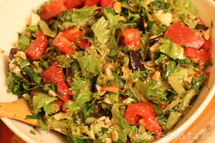 Salată cu roșii, vinete și broccoli cu brânză și ou