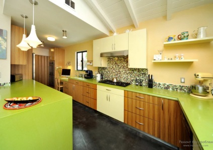 Culoare de var în interiorul bucătăriei, baie, cameră de zi și dormitor în fotografie