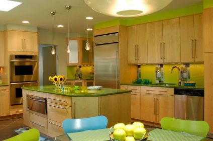 Culoare de var în interiorul bucătăriei, baie, cameră de zi și dormitor în fotografie