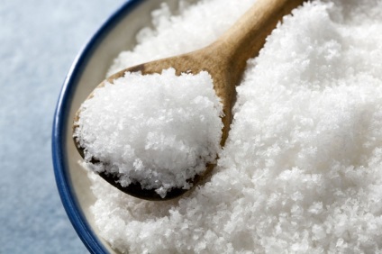 Câte grame de sare sunt plasate în sala de mese și o linguriță