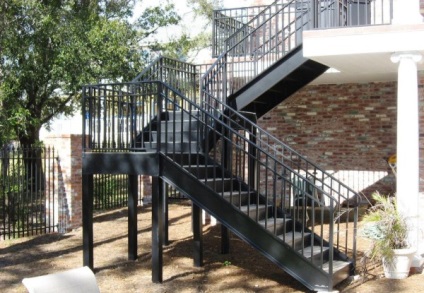 Coborâți pe scări în clădirile publice și casele de apartamente foc, metal și lemn (foto și