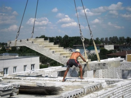 Coborâți pe scări în clădirile publice și casele de apartamente foc, metal și lemn (foto și