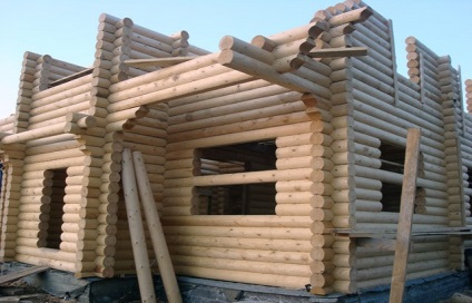 Constructii de case de mici dimensiuni din busteni rotunzi