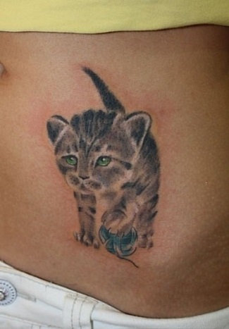 Cat tatuaje pe abdomen